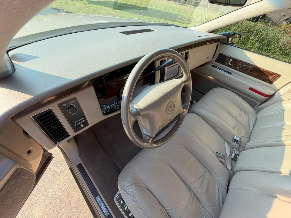 1994 Cadillac Fleetwood - Image 9 of 12
