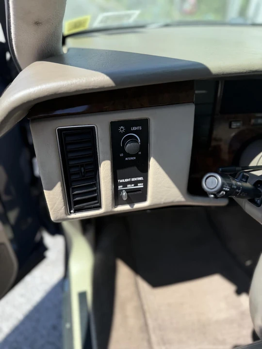 1994 Cadillac Fleetwood - Image 18 of 30