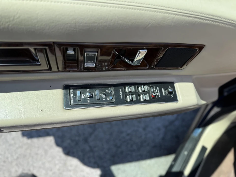 1994 Cadillac Fleetwood - Image 15 of 30