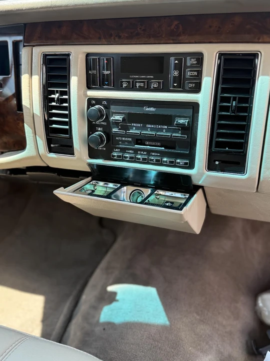 1994 Cadillac Fleetwood - Image 3 of 30