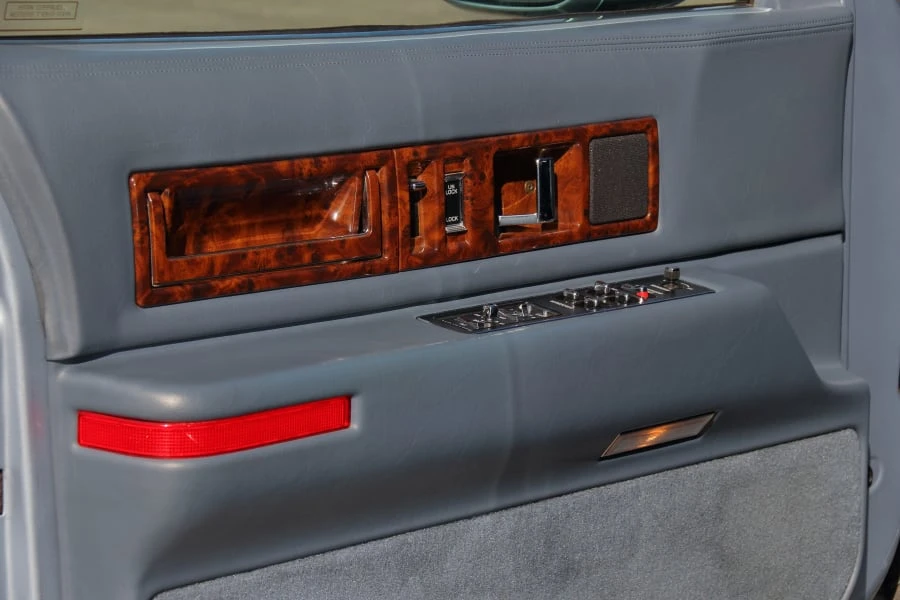 1994 Cadillac Fleetwood - Image 24 of 31