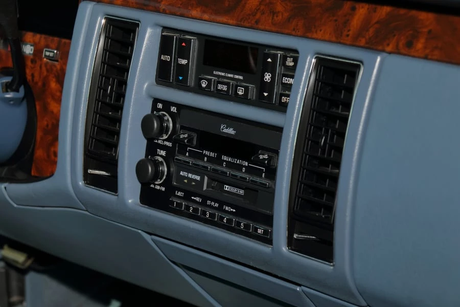 1994 Cadillac Fleetwood - Image 23 of 31