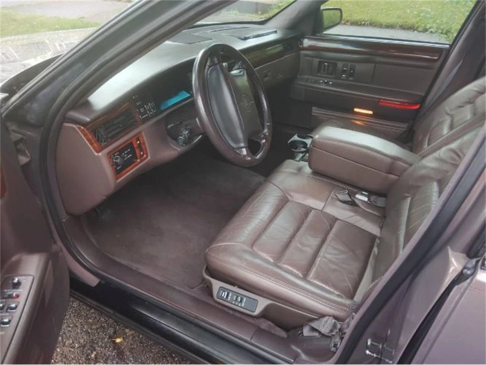 1994 Cadillac DeVille 7th Gen - Image 6 of 8