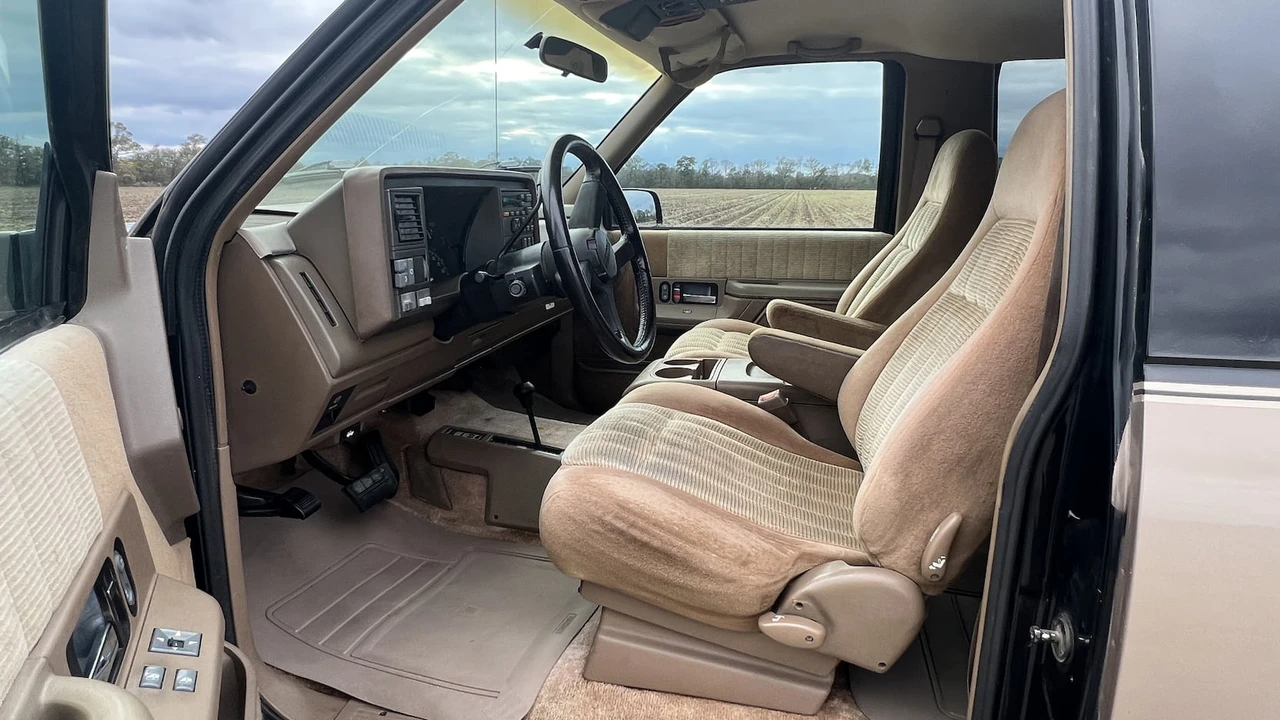 1994 Chevrolet K5 Blazer 3rd Gen - Image 3 of 11