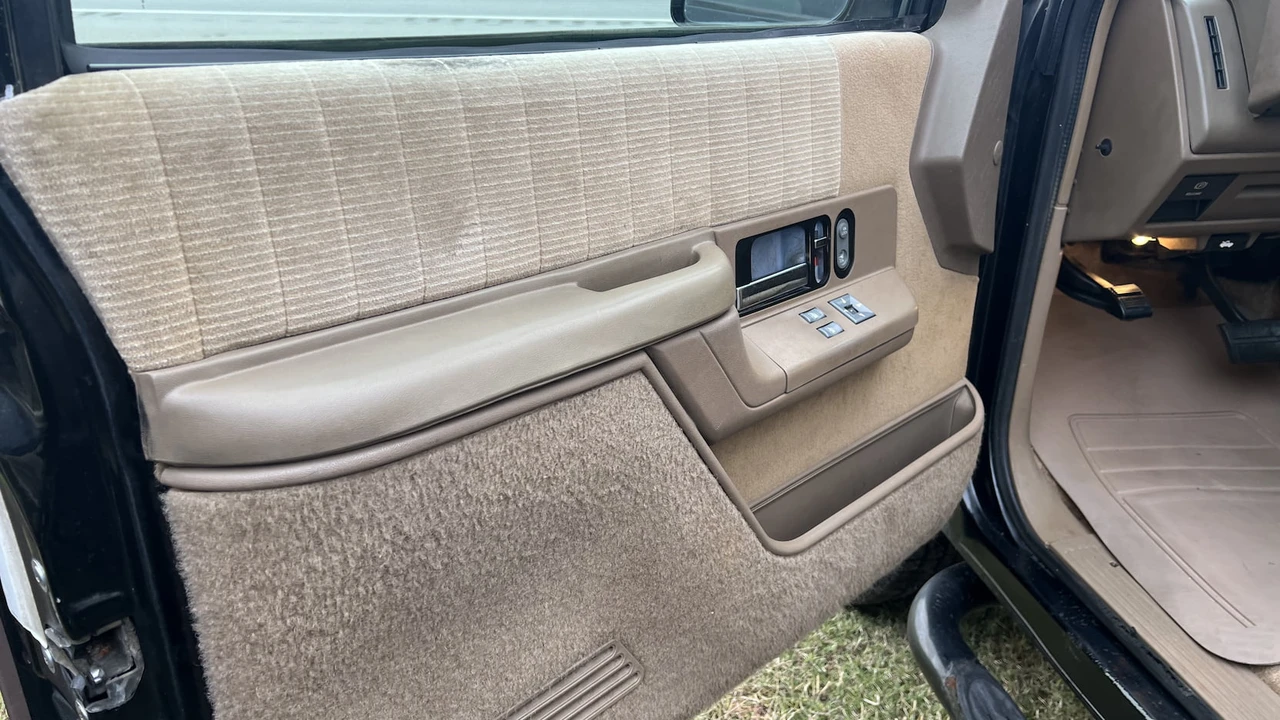 1994 Chevrolet K5 Blazer 3rd Gen - Image 7 of 11
