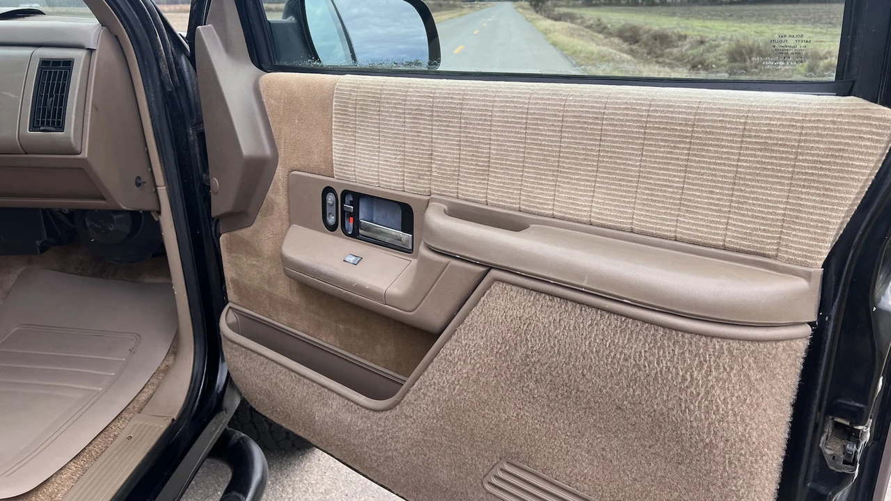 1994 Chevrolet K5 Blazer 3rd Gen - Image 8 of 11