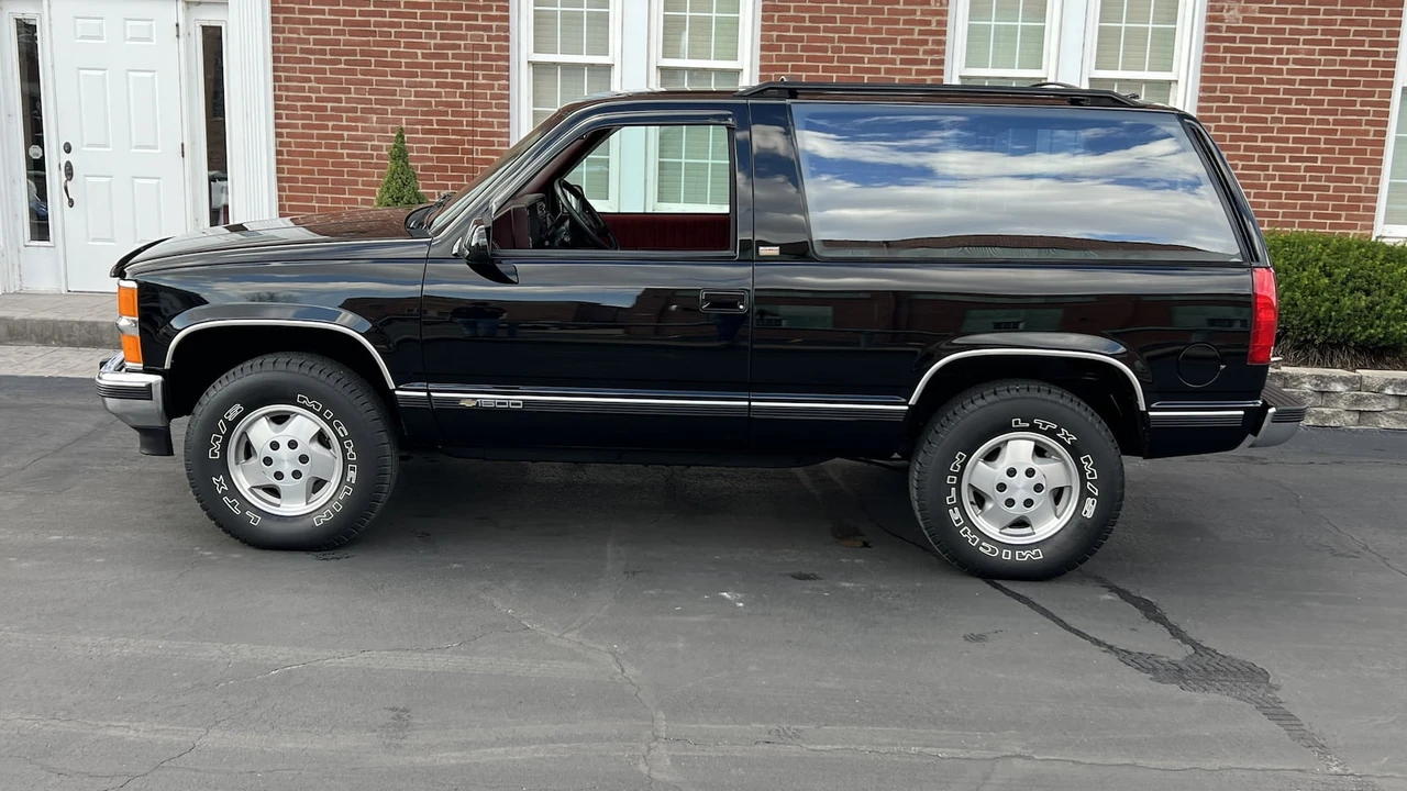1994 Chevrolet K5 Blazer 3rd Gen - Image 2 of 9