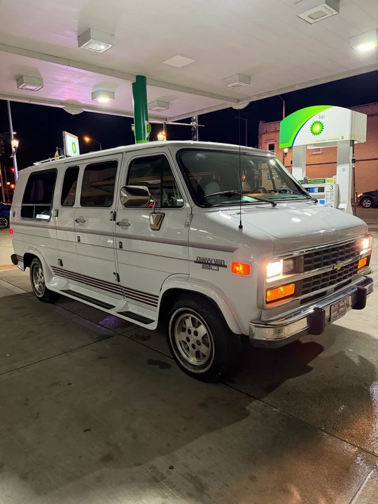 1994 Chevrolet G-Series Van - Image 9 of 31