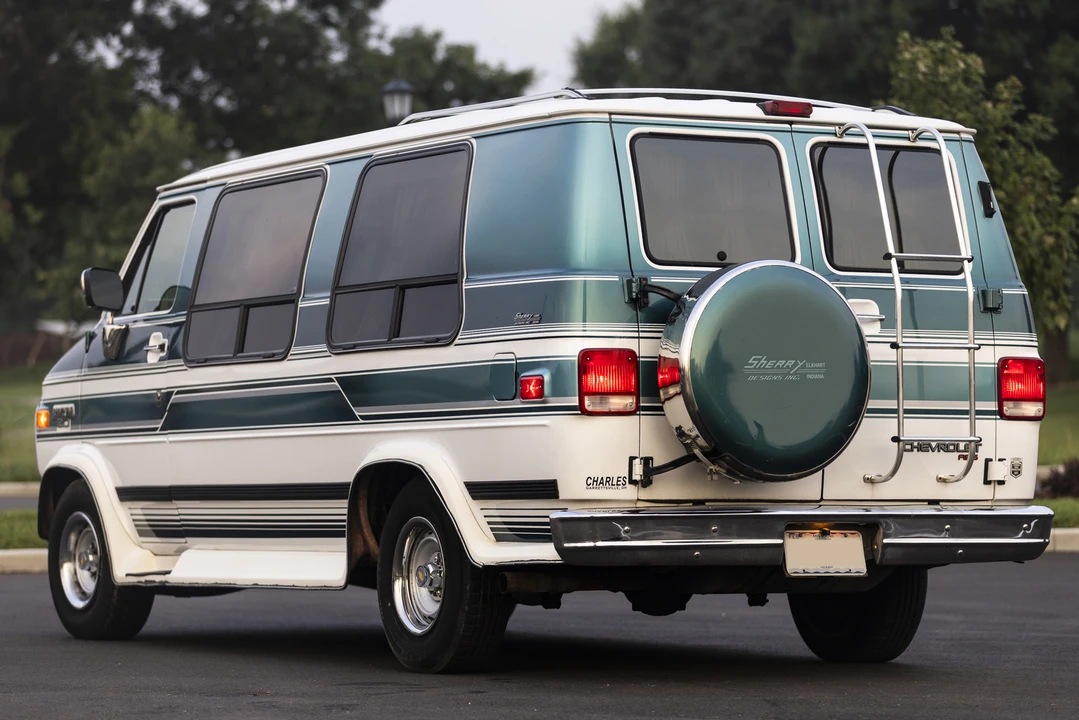 1994 Chevrolet G-Series Van - Image 9 of 31