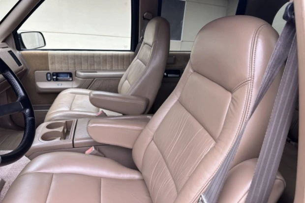 1994 Chevrolet Suburban 7th Gen - Image 4 of 8
