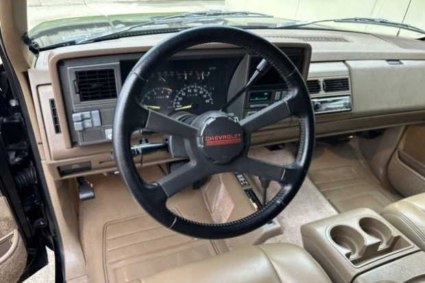 1994 Chevrolet Suburban 7th Gen - Image 5 of 8