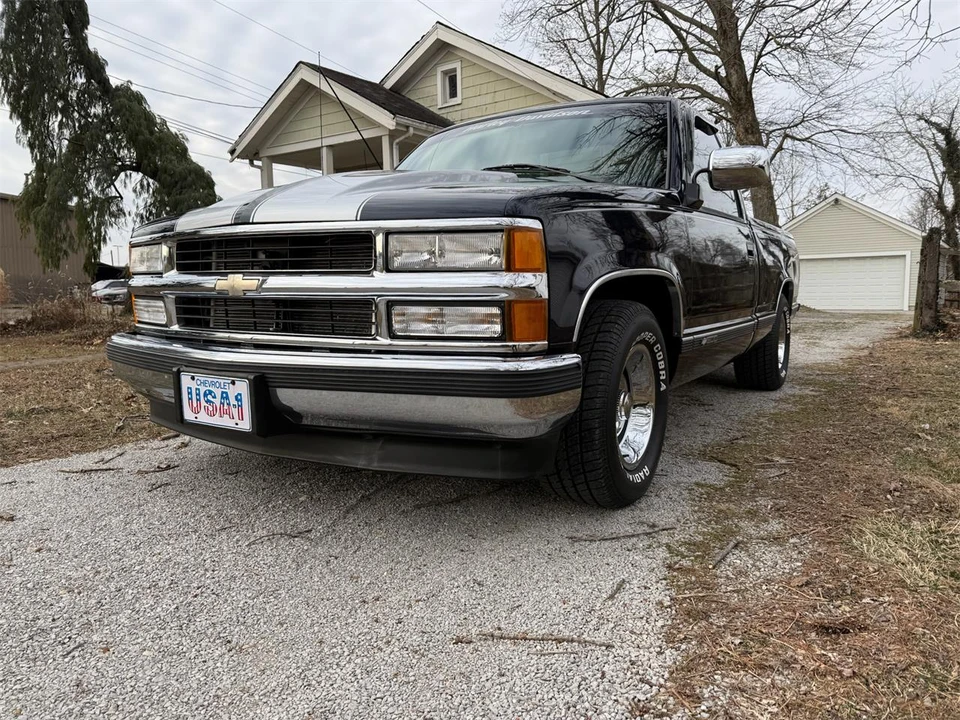 1994 Chevrolet Silverado - Image 2 of 31