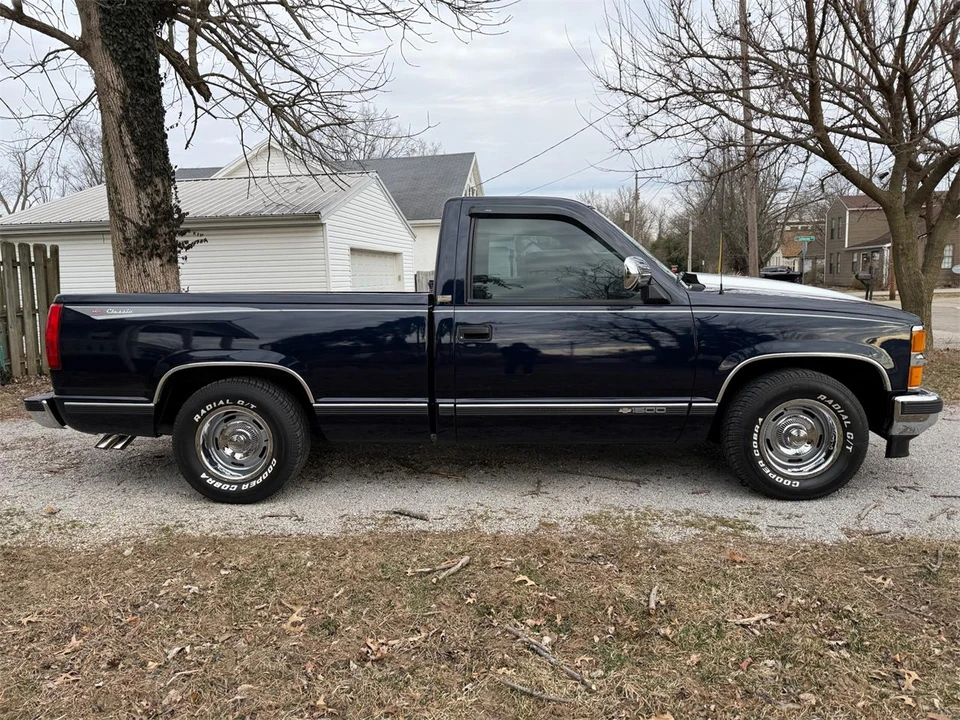 1994 Chevrolet Silverado - Image 4 of 31