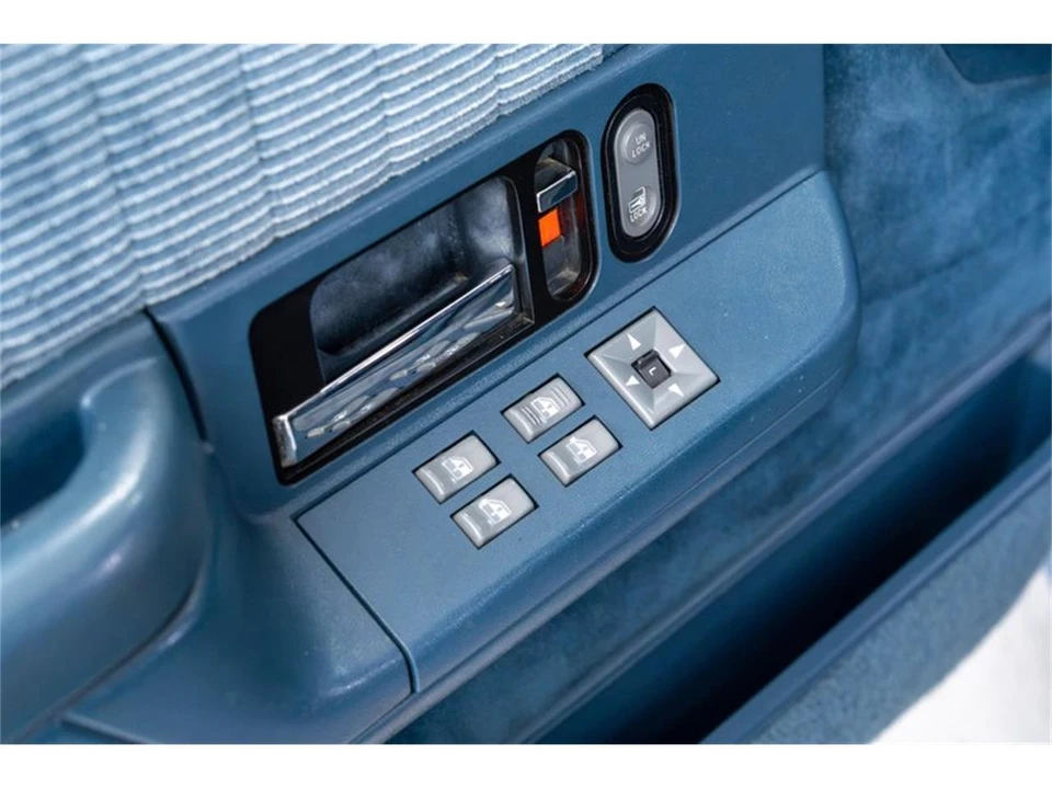 1994 Chevrolet Suburban 8th Gen - Image 19 of 31