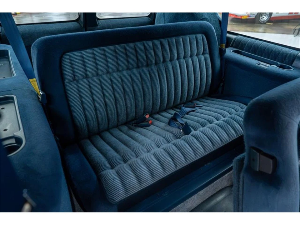 1994 Chevrolet Suburban 8th Gen - Image 26 of 31