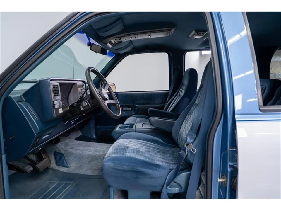 1994 Chevrolet Suburban 8th Gen - Image 23 of 31