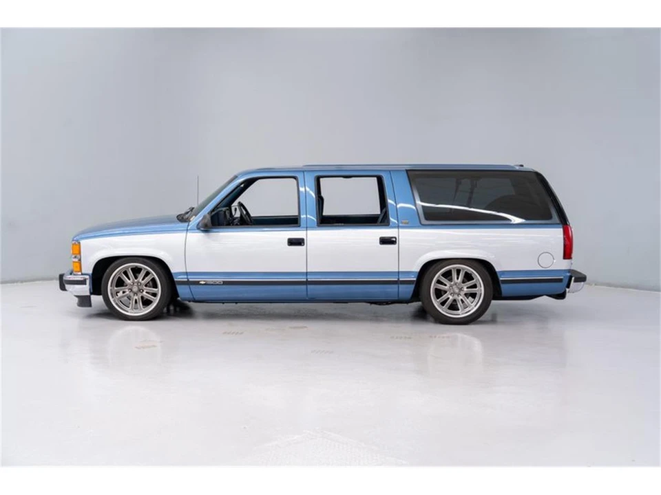 1994 Chevrolet Suburban 8th Gen - Image 2 of 31