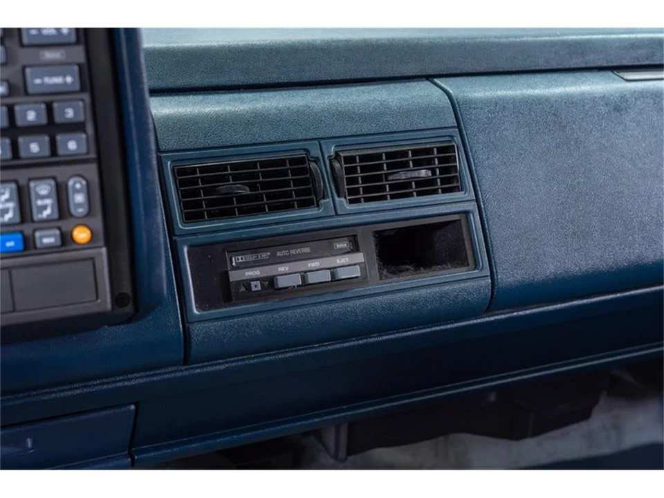 1994 Chevrolet Suburban 8th Gen - Image 17 of 31