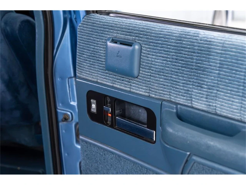 1994 Chevrolet Suburban 8th Gen - Image 21 of 31