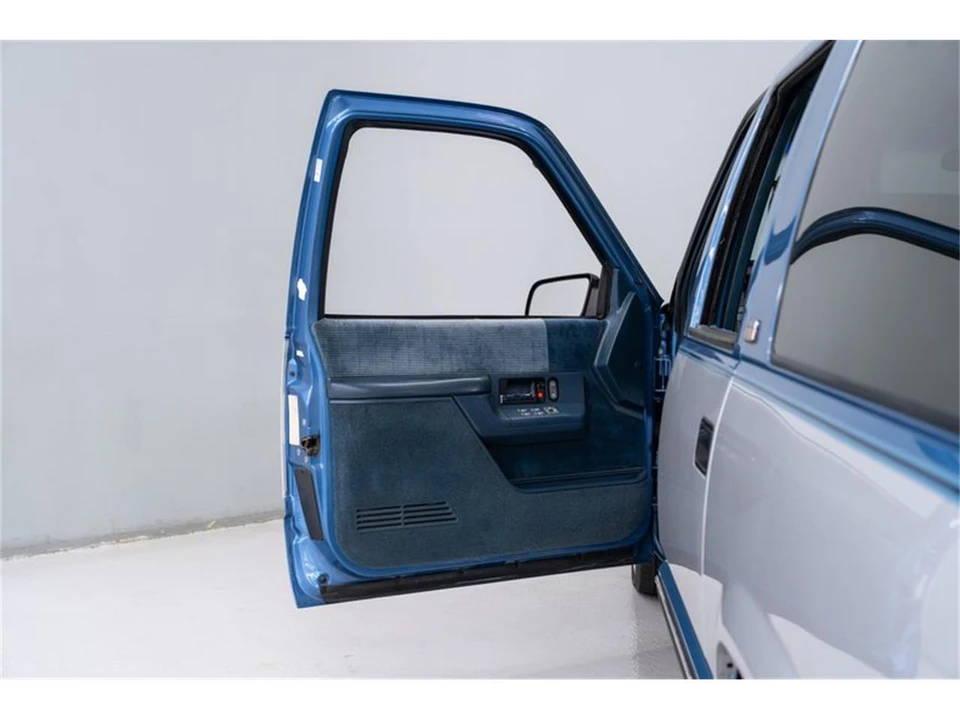 1994 Chevrolet Suburban 8th Gen - Image 9 of 31