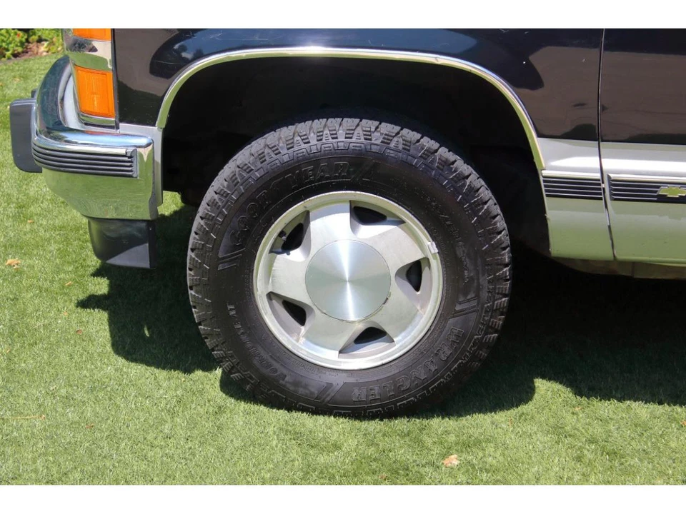 1994 Chevrolet Suburban 8th Gen - Image 15 of 31
