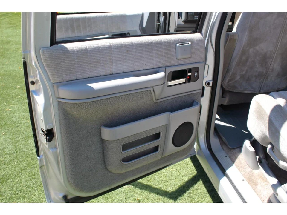 1994 Chevrolet Suburban 8th Gen - Image 23 of 31
