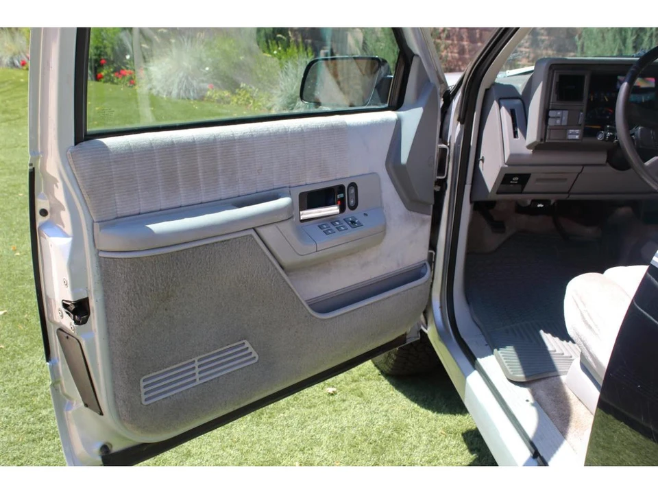 1994 Chevrolet Suburban 8th Gen - Image 22 of 31