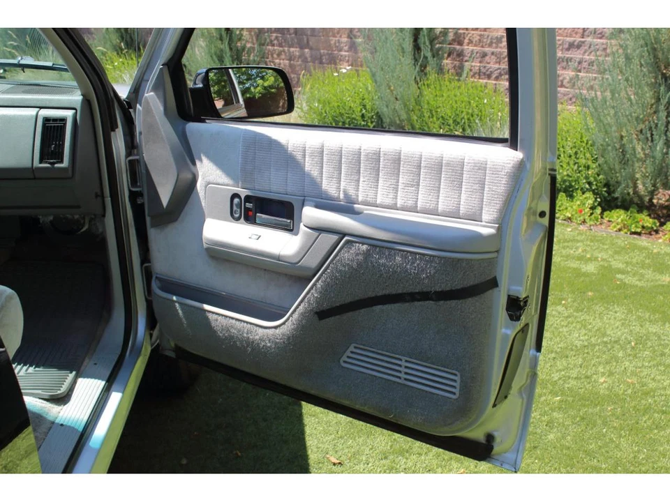 1994 Chevrolet Suburban 8th Gen - Image 24 of 31