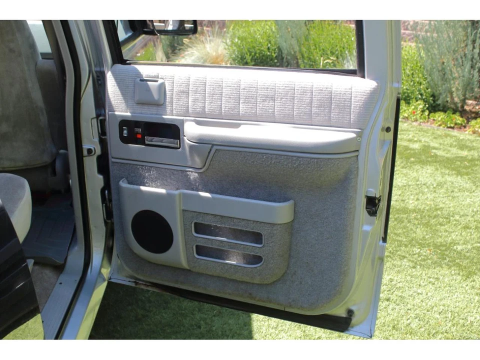 1994 Chevrolet Suburban 8th Gen - Image 28 of 31