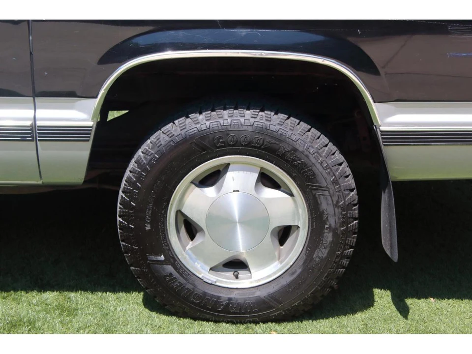 1994 Chevrolet Suburban 8th Gen - Image 18 of 31