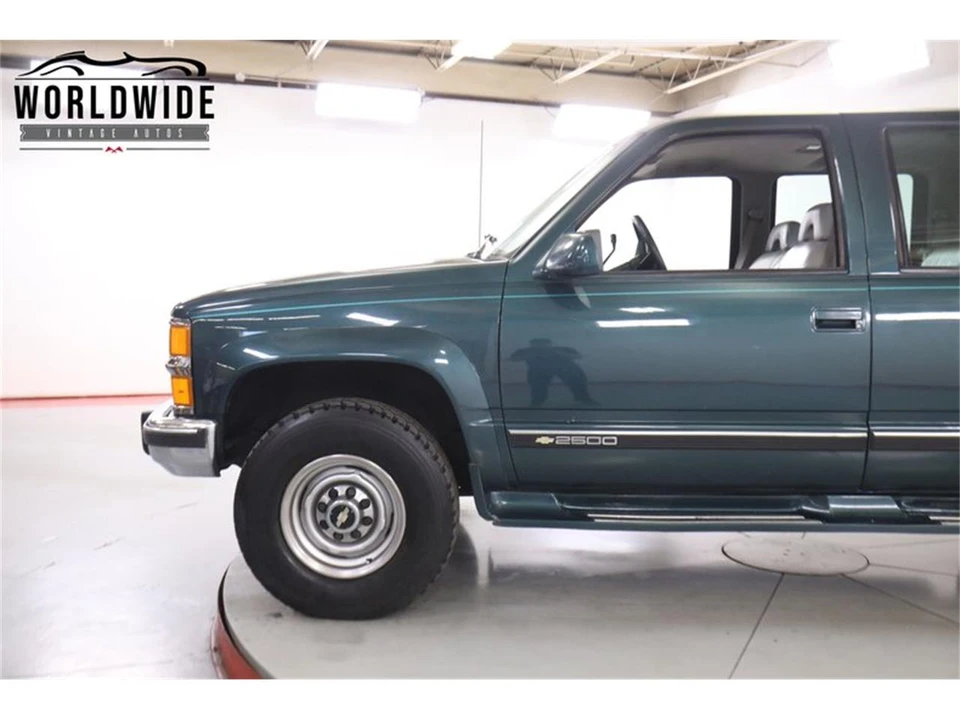 1994 Chevrolet Suburban 8th Gen - Image 7 of 31