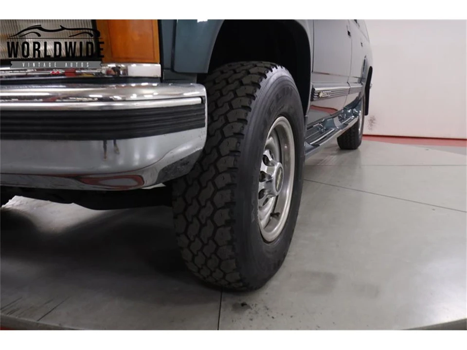 1994 Chevrolet Suburban 8th Gen - Image 11 of 31