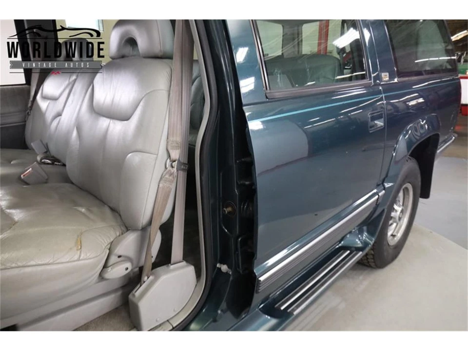 1994 Chevrolet Suburban 8th Gen - Image 26 of 31
