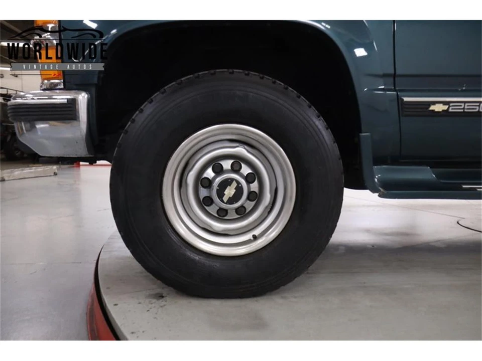 1994 Chevrolet Suburban 8th Gen - Image 12 of 31