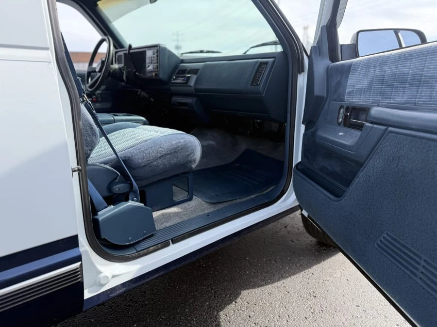 1994 Chevrolet Suburban 8th Gen - Image 7 of 11