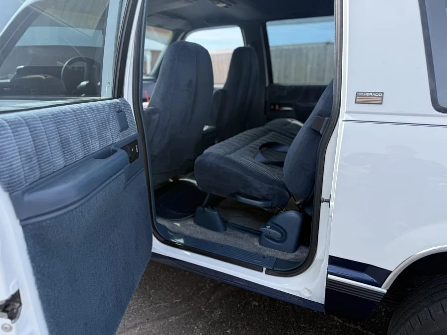 1994 Chevrolet Suburban 8th Gen - Image 8 of 11
