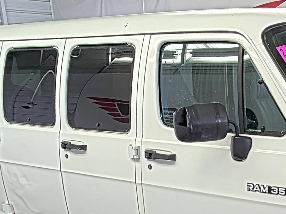 1994 Dodge Ram Van - Image 17 of 21