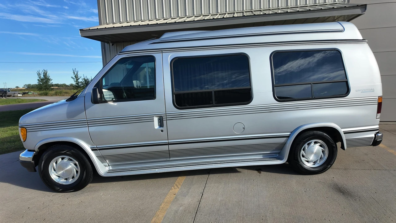 1994 Ford Econoline Van - Image 2 of 31