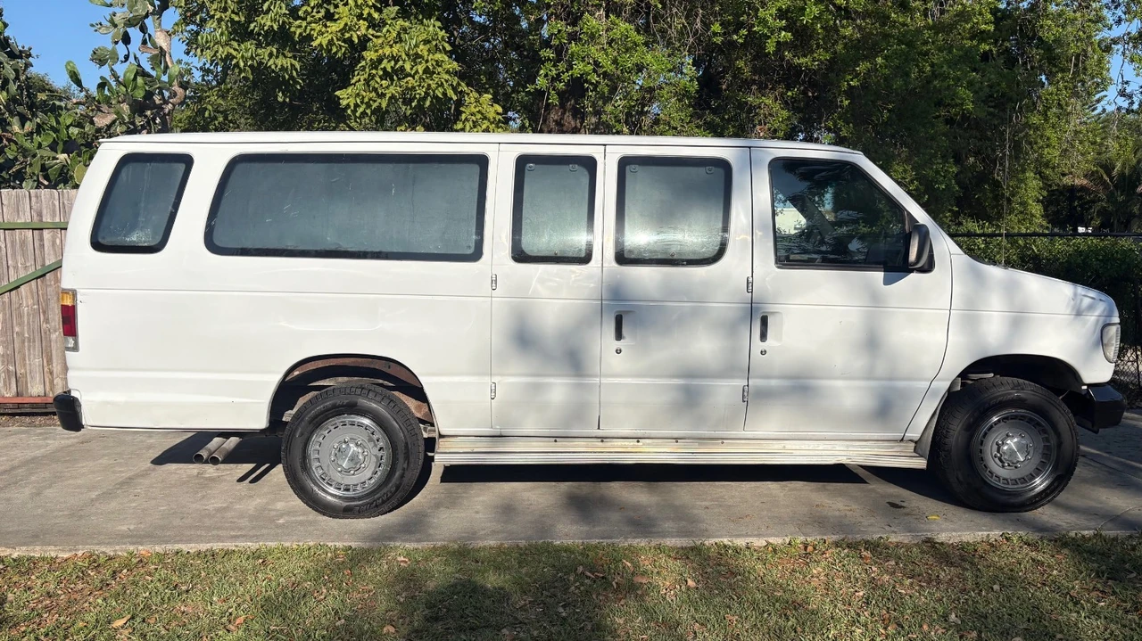 1994 Ford Econoline Van - Image 16 of 17