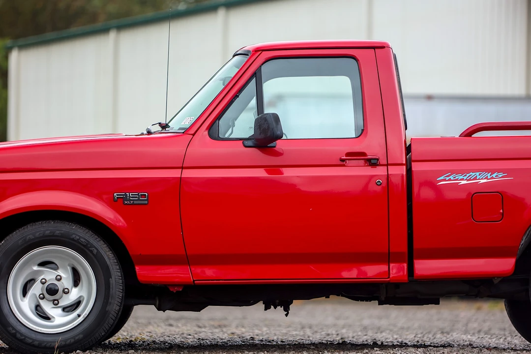 1994 Ford F-150 SVT Lightning 9th Gen - Image 13 of 31
