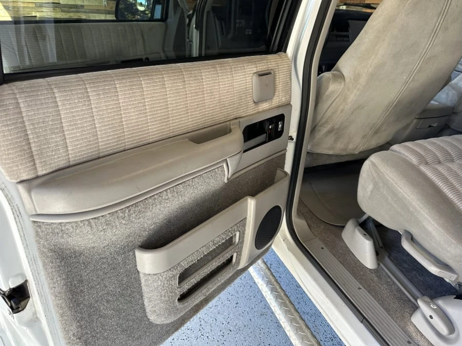 1994 GMC Suburban 8th Gen - Image 28 of 31