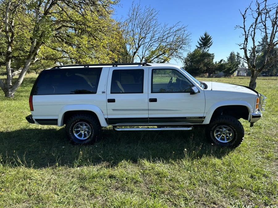 1994 GMC Suburban 8th Gen - Image 2 of 31