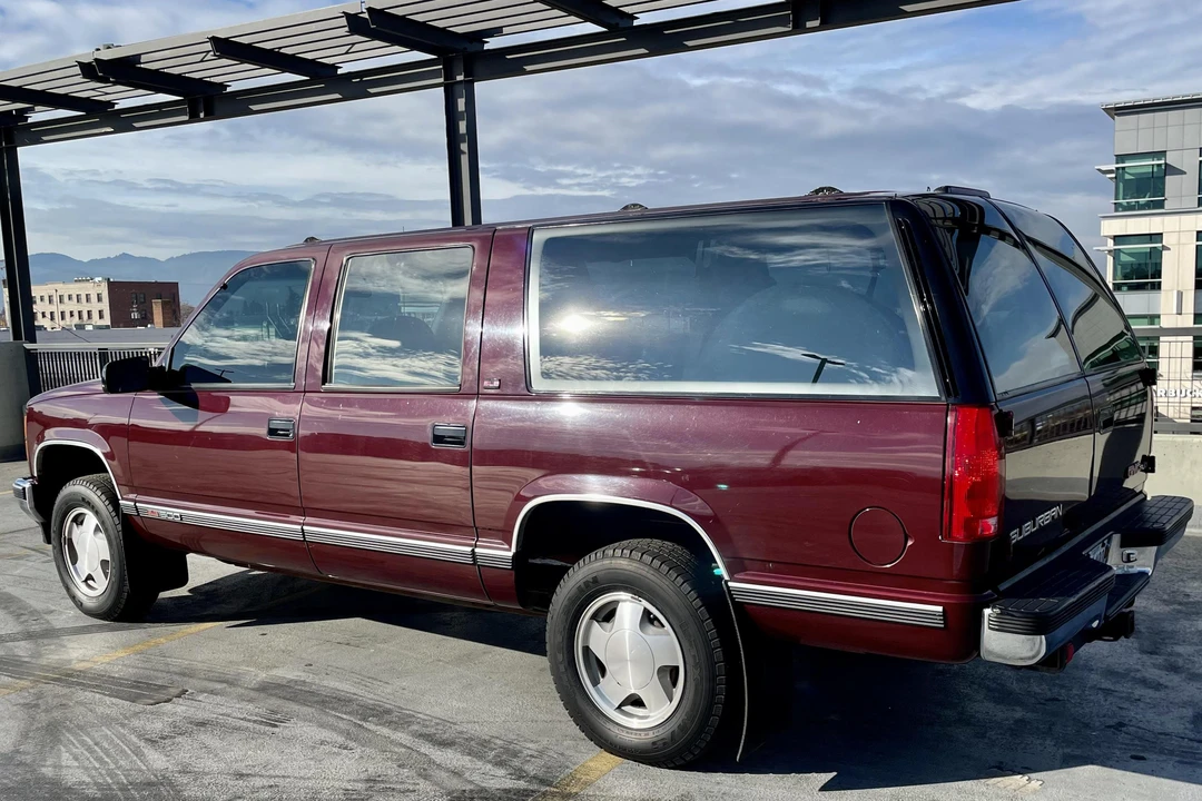 1994 GMC Suburban 8th Gen - Image 4 of 31
