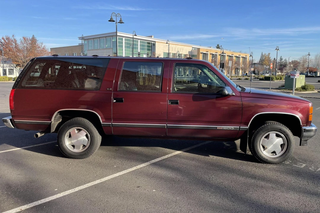 1994 GMC Suburban 8th Gen - Image 3 of 31