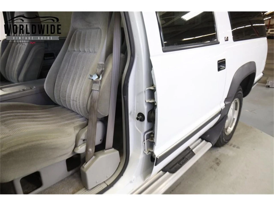 1994 GMC Suburban 8th Gen - Image 26 of 31