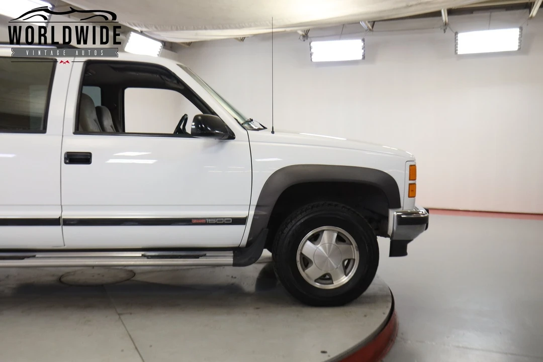 1994 GMC Suburban 7th Gen - Image 8 of 12