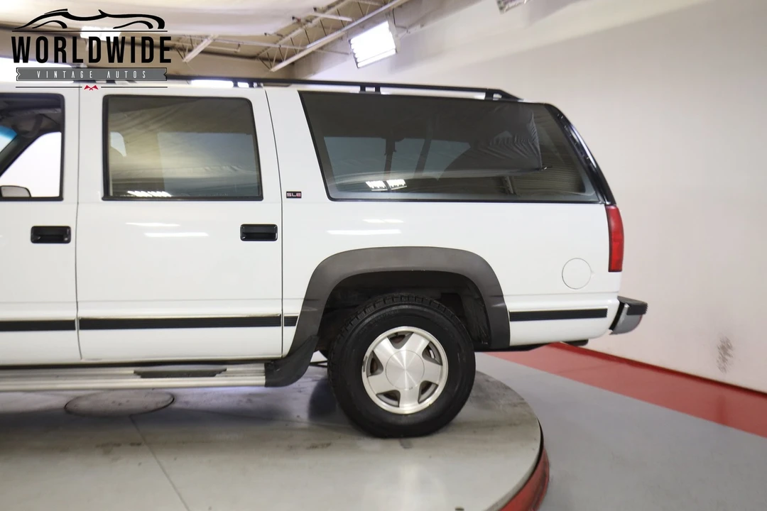 1994 GMC Suburban 8th Gen - Image 10 of 12
