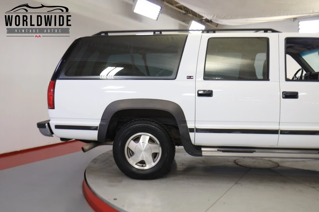 1994 GMC Suburban 7th Gen - Image 9 of 12