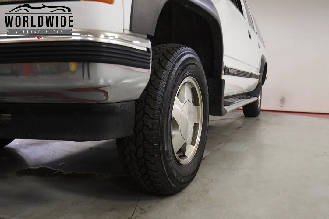 1994 GMC Suburban 7th Gen - Image 11 of 12