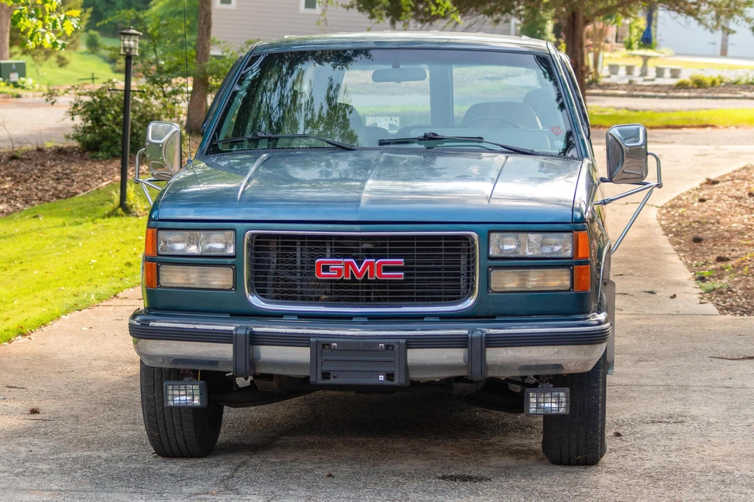 1994 GMC Suburban 8th Gen - Image 2 of 31